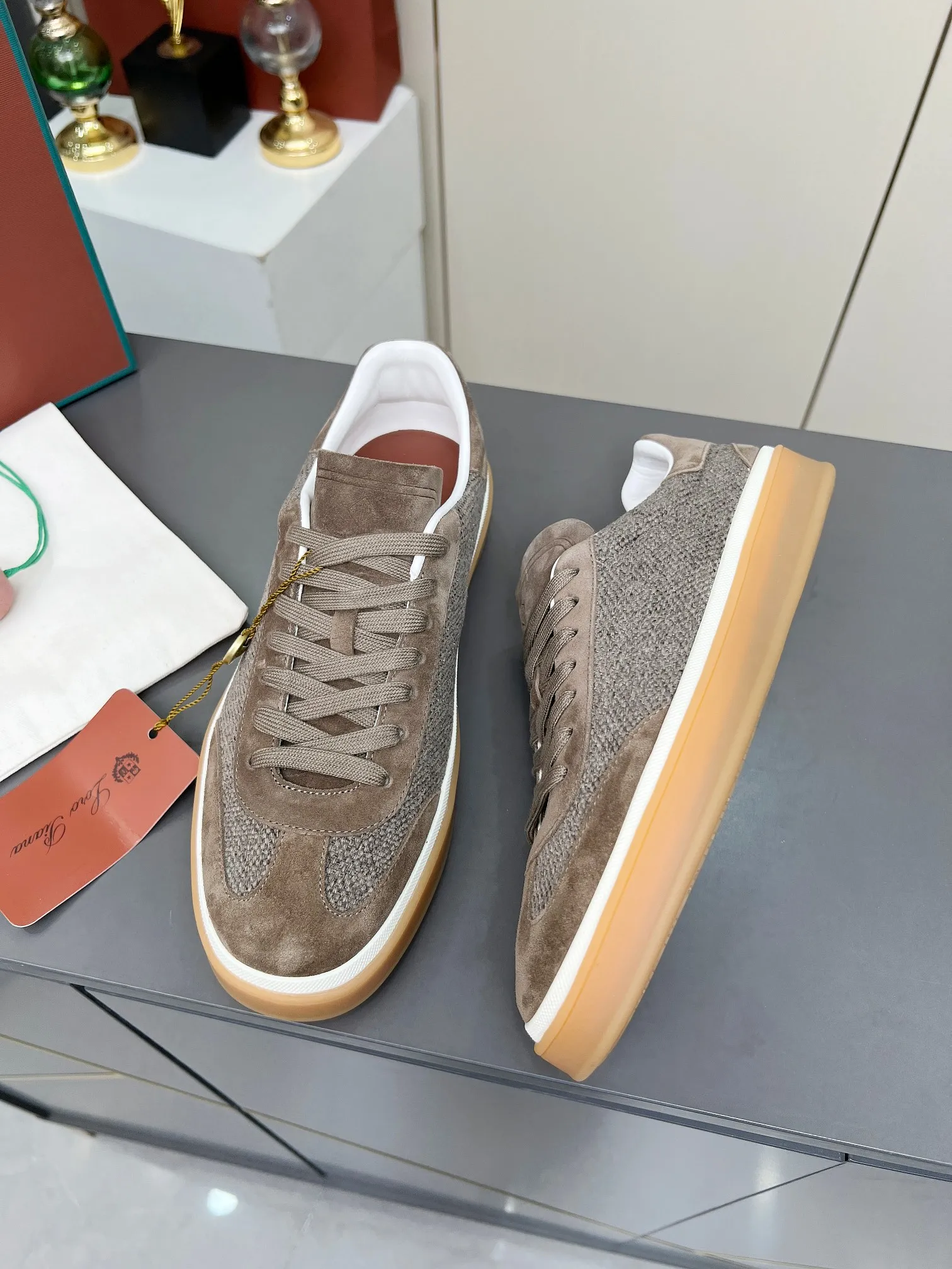 Men's shoes 💰600 purchasing agent, high version 🦅⛳️ Italy [Loro Piana] Tennis walk series LP couple's moral training shoes casual sports shoes sneakers 🎁🎁 Original purchase development and production This new suede tennis shoe adopts an ultra-low design, suitable for wearing all year round 👫👫 The wrapped sole creates an effortlessly attractive color combination that harmoniously blends functionality with understated style, making it the ideal shoe for urban wear. Soft calfskin tongue with Kummel color insert at the heel, cotton lace upper with embossed LP logo, cowhide suede sole, rubber-lined calfskin ✦ Upper: special linen ➕ eco-friendly cowhide ✦ lining: cowhide lining ➕ cowhide insole ✦ sole: original molded TPR ultra-light outsole ✦ packaging: original complete package ✦Female size: 35--40 ✦Male size: 39--45